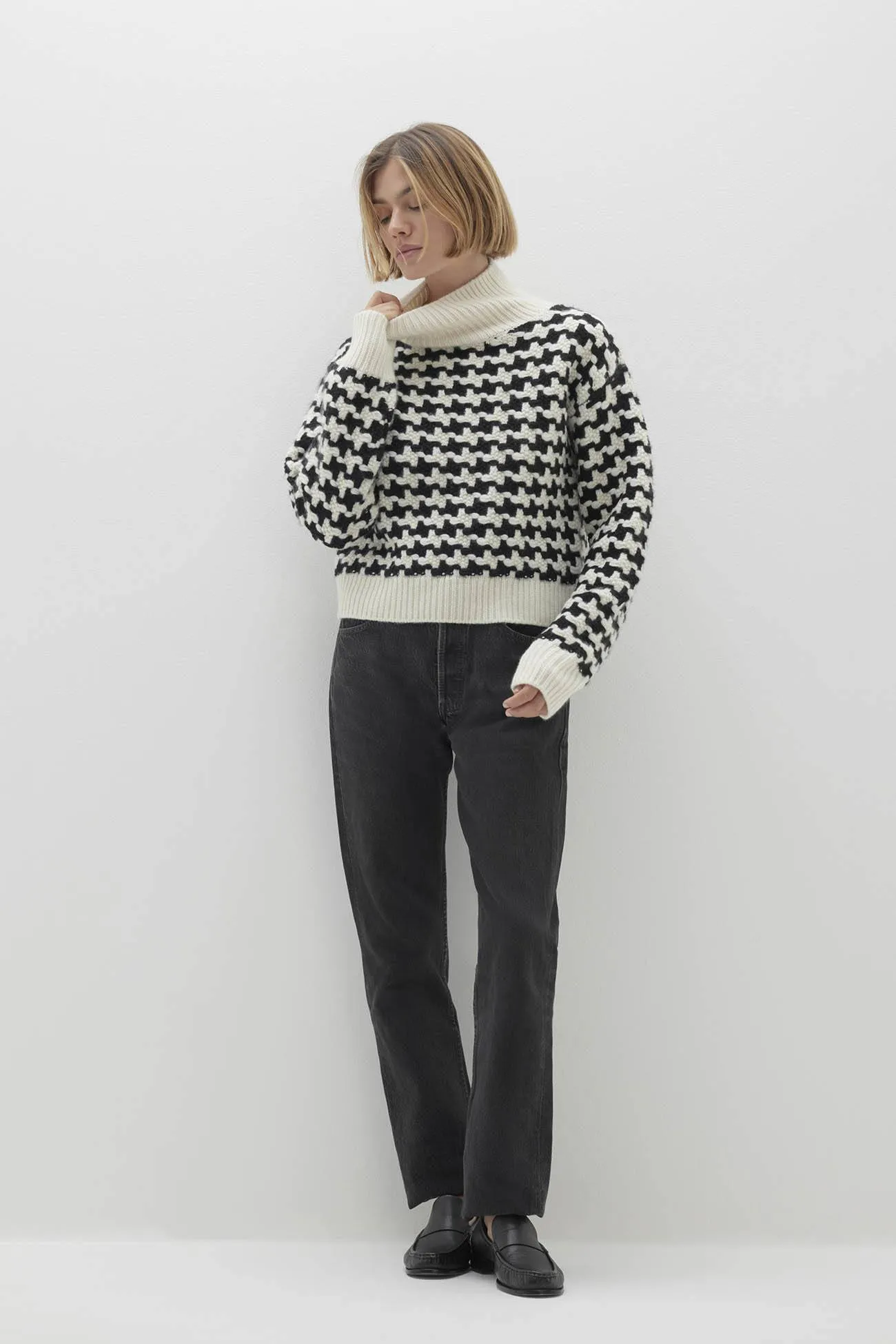 IRIS HOUNDSTOOTH CASHMERE TURTLENECK SWEATER